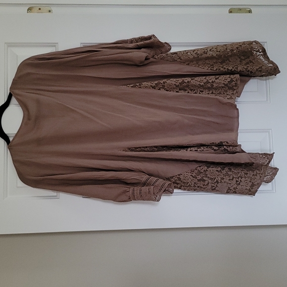 Ladies top - Picture 4 of 4